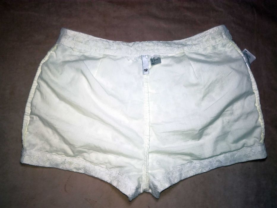 Белые кружевные шорты из гипюрa