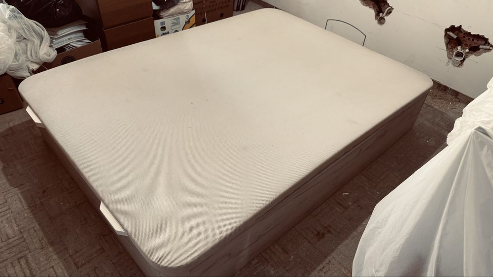 Cama c/ estrado elevatório conforama (140cm x 190cm)