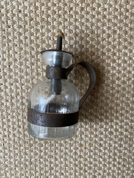Lamparina antiga de vidro e metal