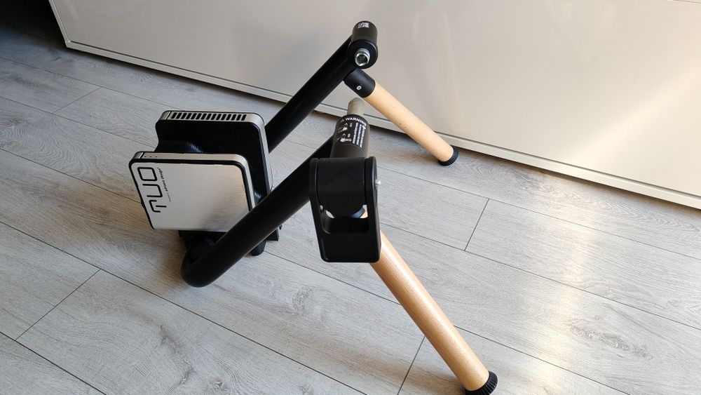 Elite Tuo trenażer smart + opona Schwalbe + podstawka Elite