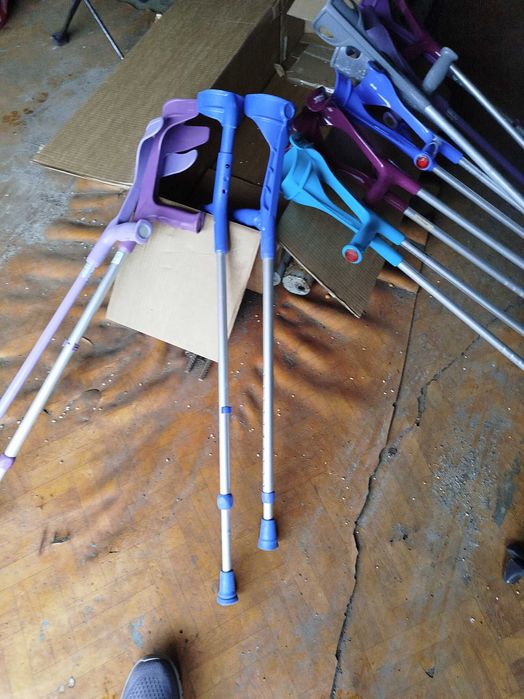 Костыли  для стариков.