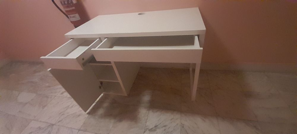 Secretária com gavetas