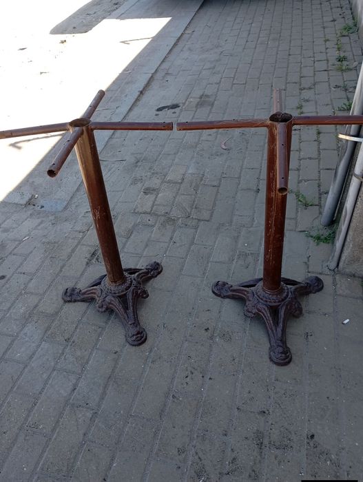 Vendo pé de mesa muito bonito bom estado