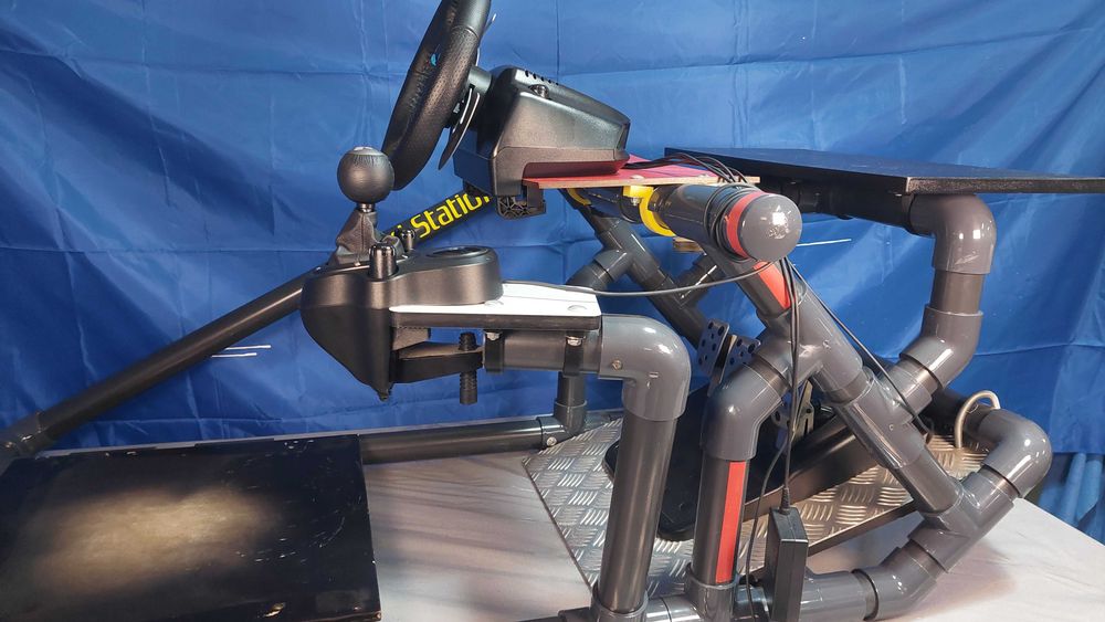 Simulador Logitech com volante, pedais, mudanças e frame