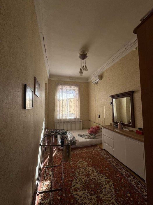Продам 3 к. квартиру на Базарной. Жилое состояние с частичным ремонтом. 2 входа