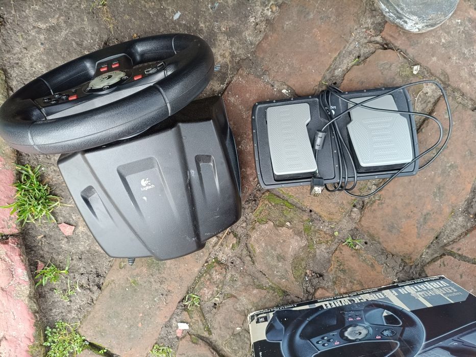 Руль і педалі Logitech