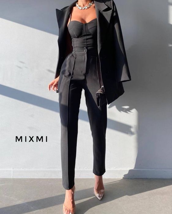 Стильний жіночий костюм трійка