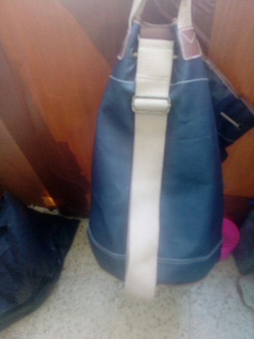 Mochila azul   e creme em pele