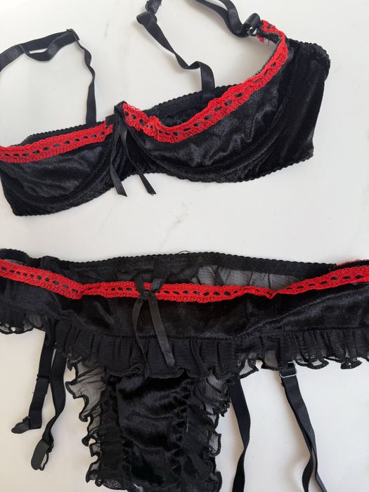 Komplet czarnej bielizny stanik i majtki stringi falbanki bardotka
