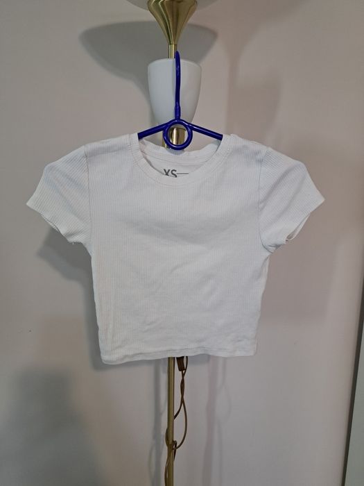 Biały prążkowany crop top, krótki rękaw - FB Sister