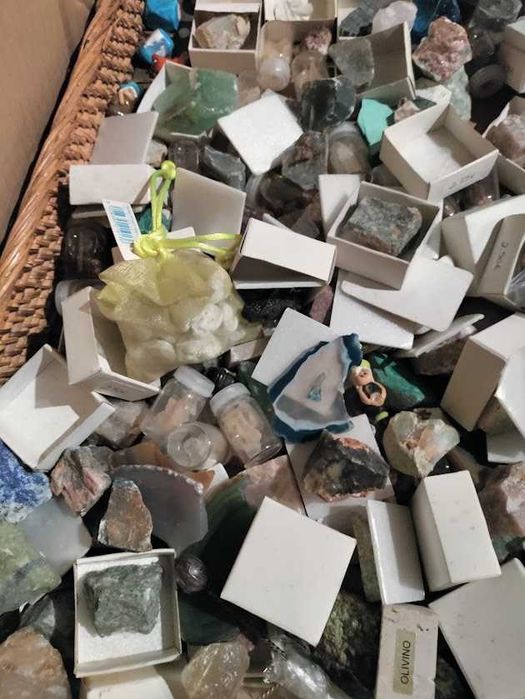 Coleção de minerais com centenas de rochas e cristais