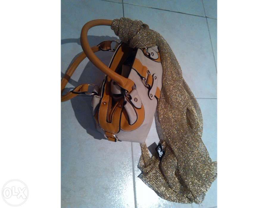 Vendo bolsa completamente nova com lenço em dourado junto