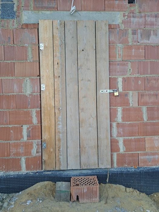 Drzwi tymczasowe do zamknięcia budowy