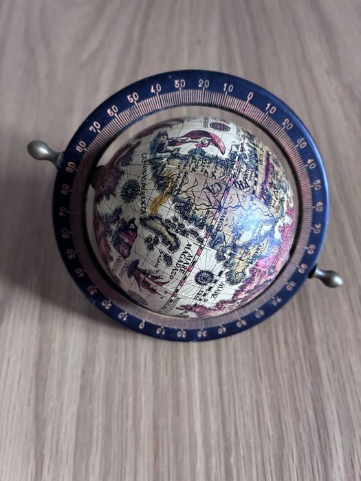 Globo pequeno decorativo com uma escala de medição