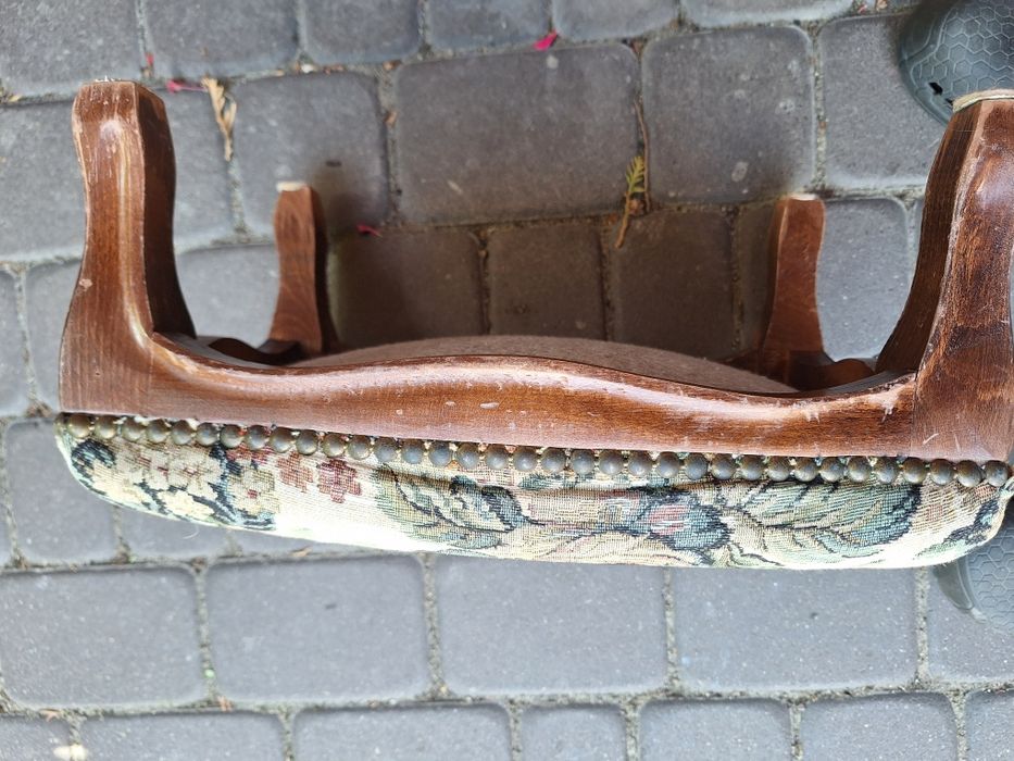 Stary podnóżek ,klęcznik w stylu Ludwikowskim