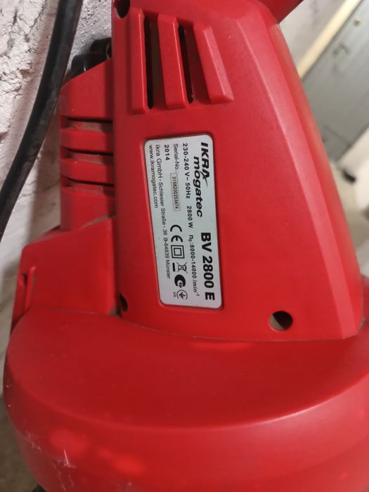 elektryczna dmuchawa i odkurzacz do liści marki IKRA mogatec,