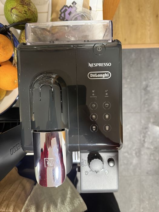 Maquina Cafe Nespresso Lattissima Touch Black + Aeroccino 4 + suporte