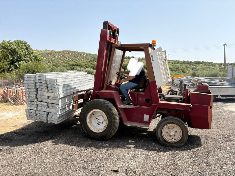 Empilhar manitou todo o terreno