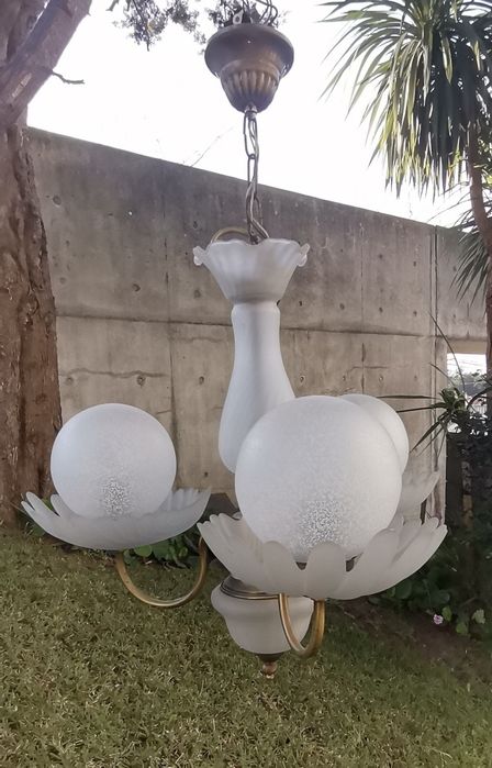 Belíssimo candeeiro aplicação ao teto, estrutura em latão e vidro em f