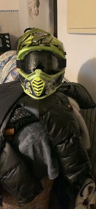 Vendo capacete LS2 com óculos e também dois pneus de mota