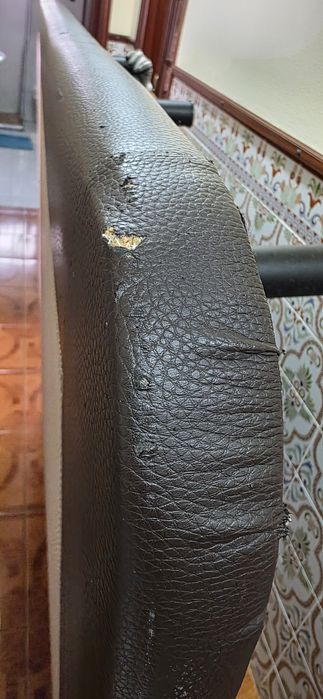 Estrado tapizado com pés incluído o colchão