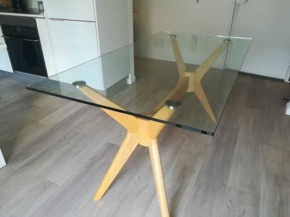 Mesa com tampo de  vidro -Nova