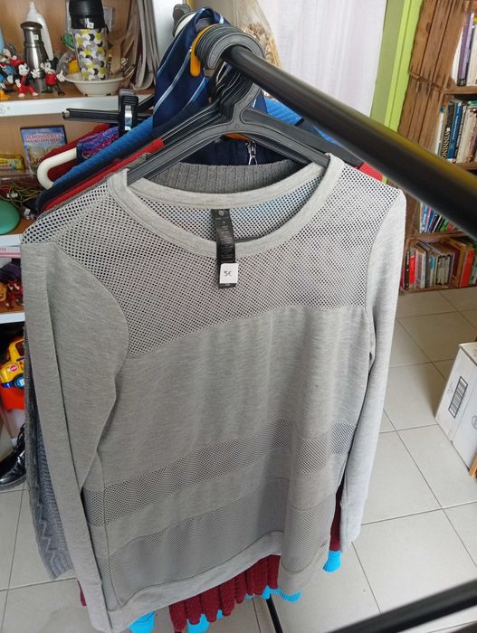 Várias peças de roupa para mulher