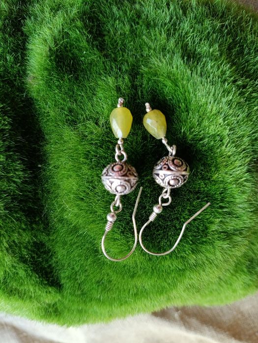 Srebrne kolczyki z zielonym kamieniem