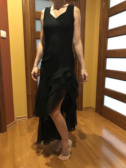 Czarna, dopasowana sukienka z falbana na dole