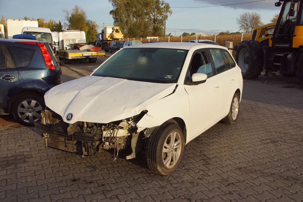 Auto na części - Skoda Fabia III Lift 1.0 TSI 95 KM DKLD QTS LS9R 2021R Silnik Skrzynia Drzwi Klapa Zderzak Błotnik Lampa Lusterko Szyba Deska Kokpit Sterownik Moduł Czujnik Licznik Wyświetlacz Kierownica Panel