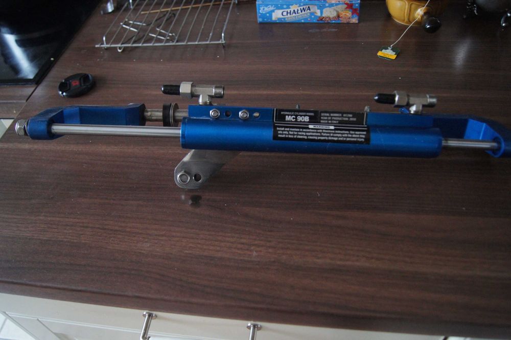 Siłownik MAVI MARE do silników zaburtowych mocy do 80 km