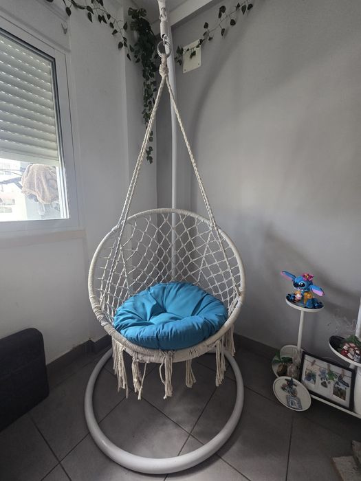 Cadeira de baloiço com almofada e suporte