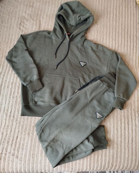 Продам спортивный костюм Prada