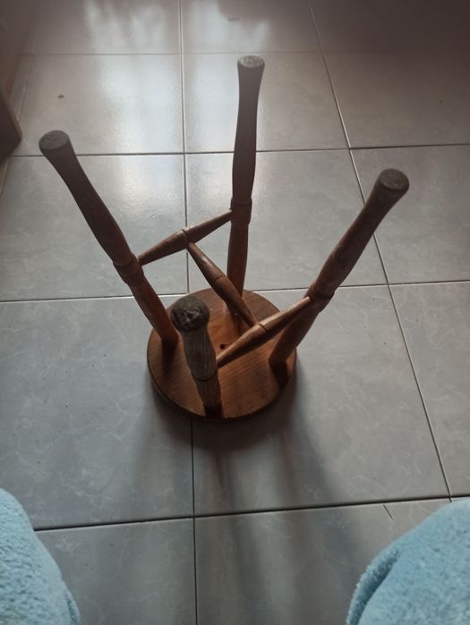 Banco em madeira de castanho