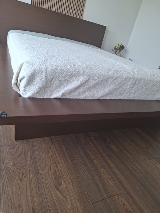 Cama casal 1,6 x 1,9 em madeira de qualidade e mesinhas de cabeceira