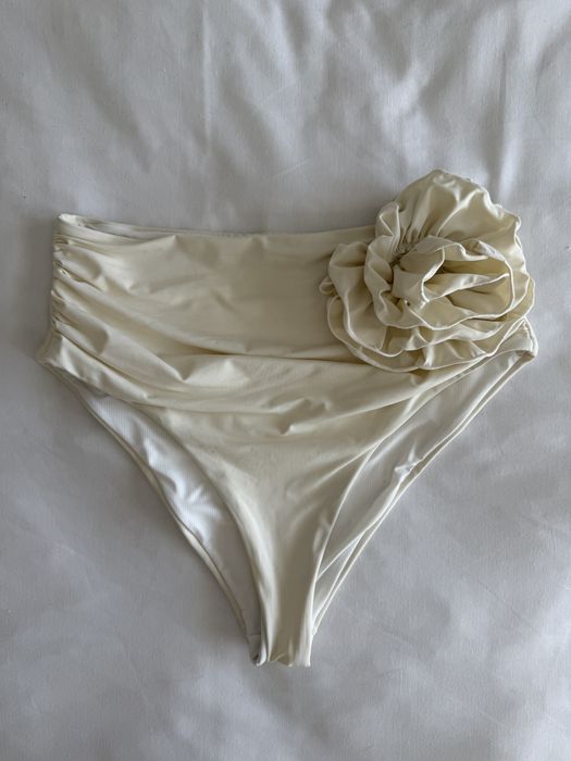 Biały strój kąpielowy dwuczęściowy z różą wysoki stan marszczone S 36
