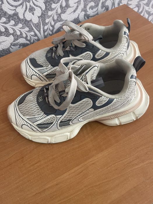 Кросовки жіночі