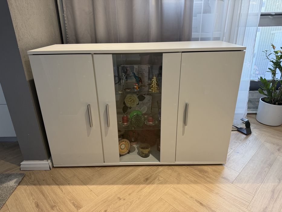 Biała komoda z witryną