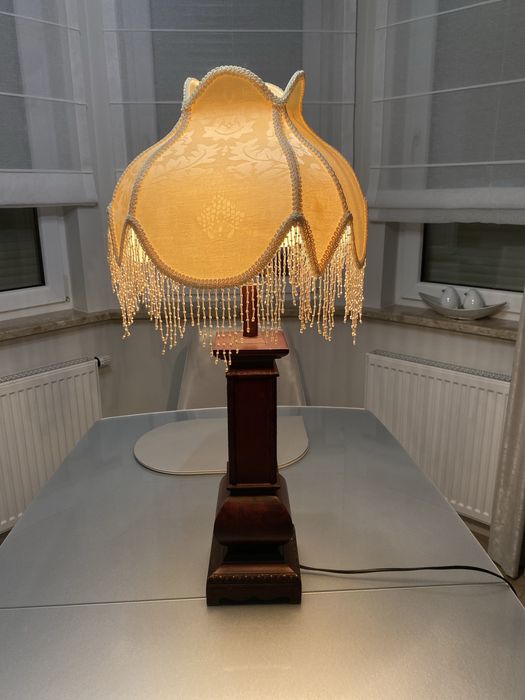 Elegancka lampa stołowa w stylu klasycznym