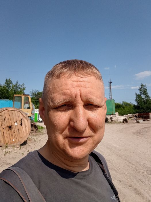 шукаю гурт однодумців для гри музики і співу,бажано не очікувати чогось надзвичайного,лише цікаво  разом музицирувати.