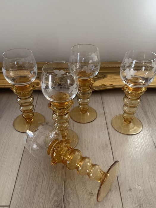 Kryształowe stare piękne duże kieliszki