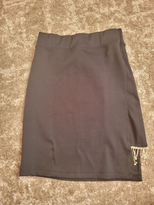 Чорна спідниця в рубчик.