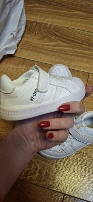 2 пари кросівки і хайтопи
