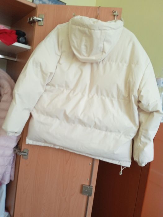 Продам куртку бежевого кольору