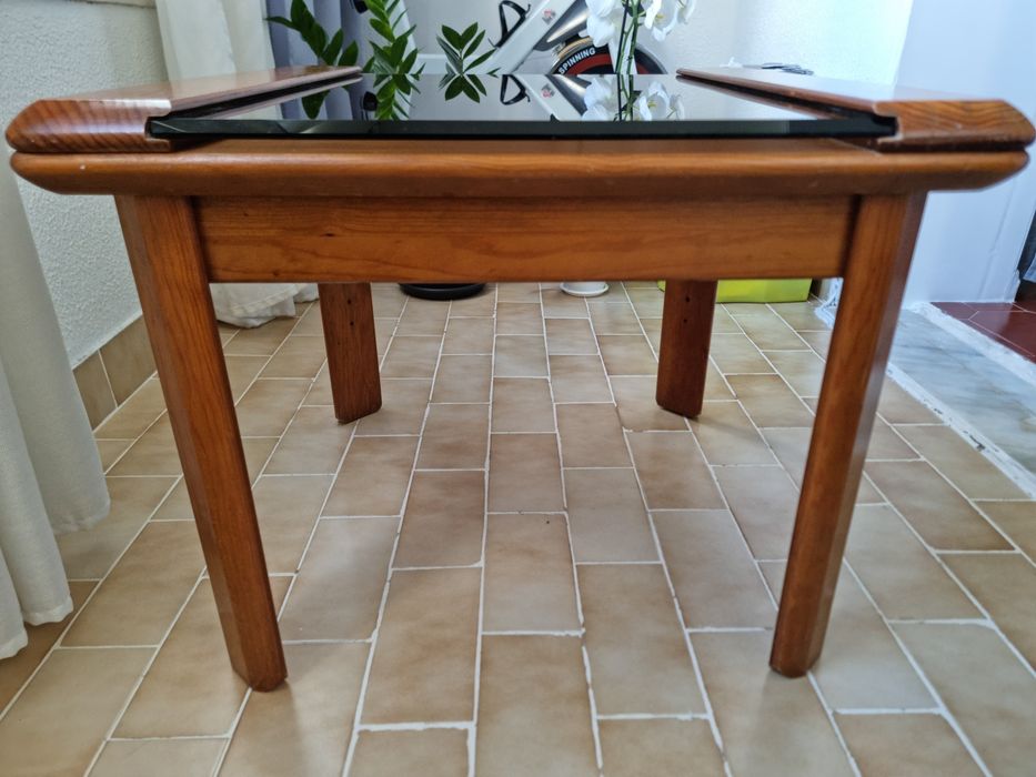Mesa centro madeira maciça e tampos vidro