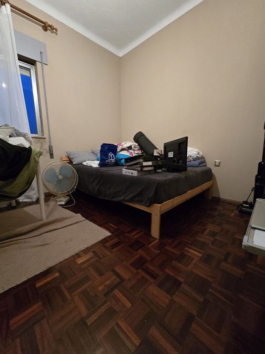 Quarto completo, máquina de lavar roupa e frigorífico