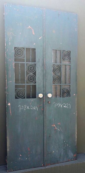 Porta antiga, dupla em ferro, altura 221X128 cm
