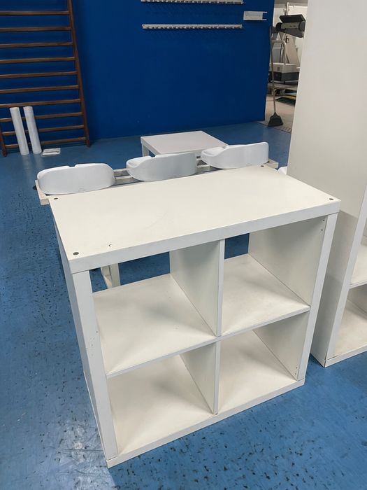 Mobíliario - estante, móvel, mesa e bancos