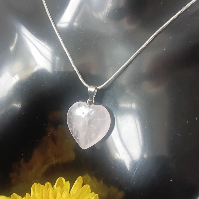 Fio em Prata com Quartzo Rosa em Coração