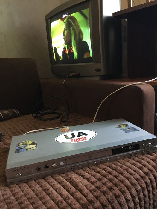 DVD плеєр з дисками в подарунок